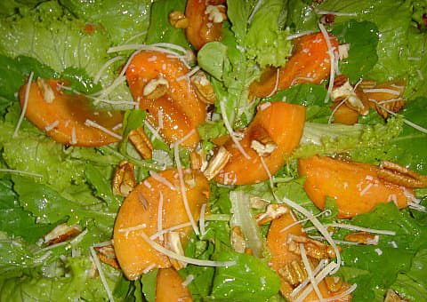 Salada verde com caqui, nozes e parmesão